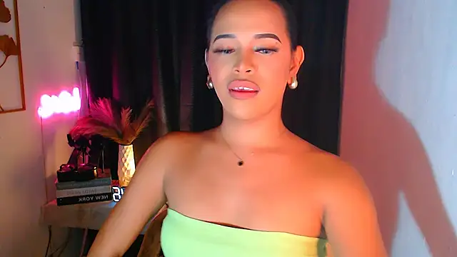 Lorainnelustts online show from 11-30-25, 01:17