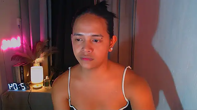 Lorainnelustts online show from 12-19-25, 04:49