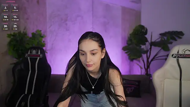 Snapshot of Selena_Glow chatting on 06-17-26, 10:58 Selena Glow online show from 06-17-26, 10:58