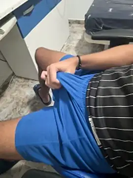 Snapshot of aavrdvh33 chatting on 10-27-25, 09:05 aavrdvh33 online show from 10-27-25, 09:05