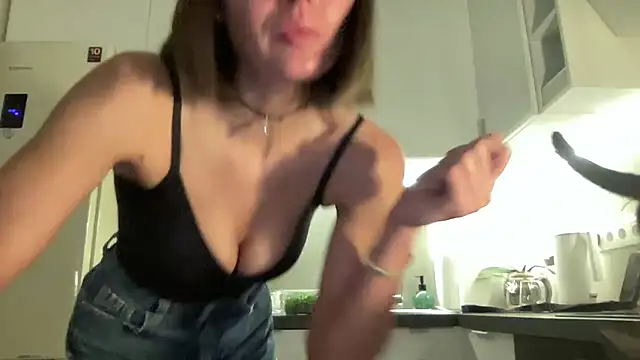Snapshot of Gidelii chatting on 10-25-25, 01:01 Gidelii online show from 10-25-25, 01:01
