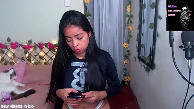 Snapshot of Angie_Lee01 chatting on 09-12-25, 12:38 Angie Lee01 online show from 09-12-25, 12:38