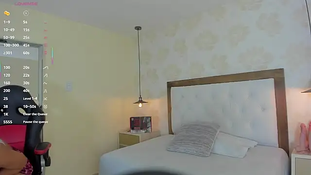 IRISCLARK1 online show from 11-08-25, 07:28