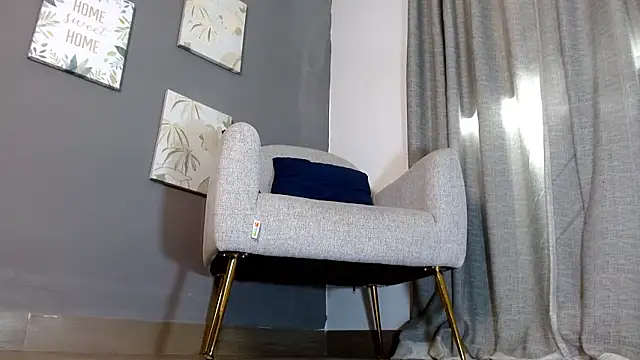 Snapshot of emily_ox0 chatting on 02-13-26, 06:19 emily ox0 online show from 02-13-26, 06:19