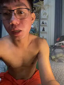 Snapshot of xshyboyx chatting on 09-24-25, 04:13 xshyboyx online show from 09-24-25, 04:13