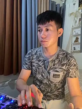 xshyboyx online show from 12-17-25, 06:18