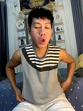 Snapshot of xshyboyx chatting on 10-18-25, 12:29 xshyboyx online show from 10-18-25, 12:29