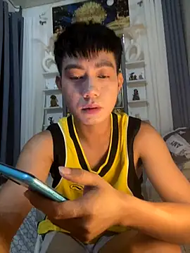 Snapshot of xshyboyx chatting on 10-04-25, 05:53 xshyboyx online show from 10-04-25, 05:53