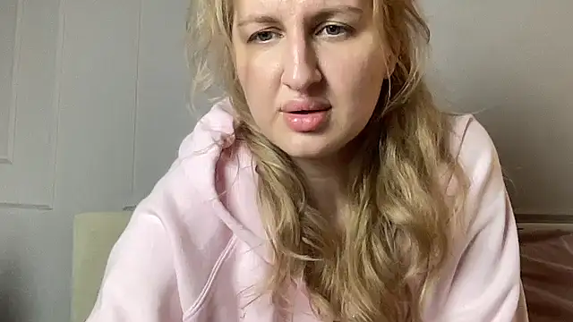 Snapshot of Kadayy1 chatting on 09-12-25, 05:24 Kadayy1 online show from 09-12-25, 05:24