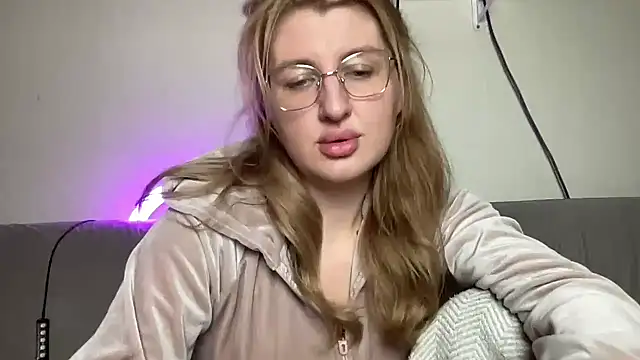 Snapshot of Kadayy1 chatting on 09-13-25, 07:47 Kadayy1 online show from 09-13-25, 07:47