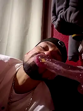 Snapshot of Cnutt310 chatting on 10-24-25, 07:40 Cnutt310 online show from 10-24-25, 07:40