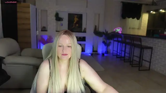 Snapshot of MariemLui chatting on 06-07-26, 01:27 MariemLui online show from 06-07-26, 01:27