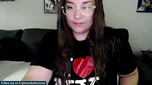 Snapshot of MoonBalloons chatting on 09-28-25, 01:01 MoonBalloons online show from 09-28-25, 01:01