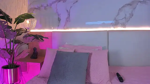 ValSmith  online show from 11-08-25, 03:43