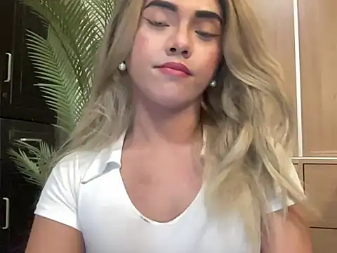 Snapshot of calimonroe chatting on 04-16-26, 01:34 calimonroe online show from 04-16-26, 01:34