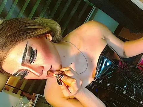 Snapshot of Queen_yasii_88 chatting on 06-19-26, 01:39 Queen yasii 88 online show from 06-19-26, 01:39