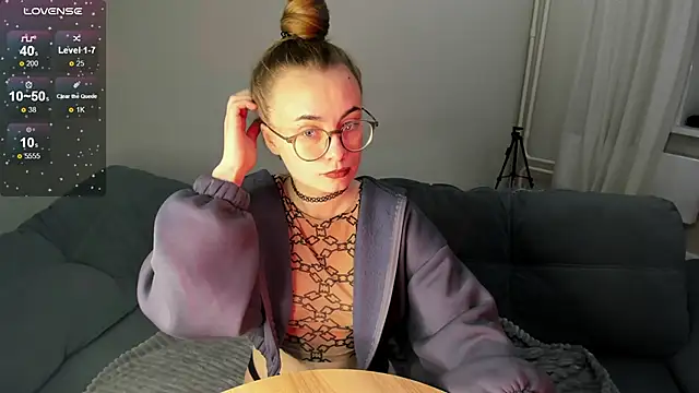 Snapshot of MewStella chatting on 10-13-25, 07:04 MewStella online show from 10-13-25, 07:04