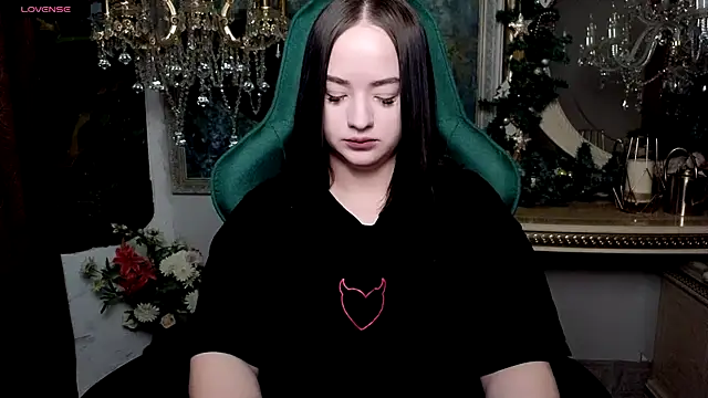 Snapshot of LaraBenson_ chatting on 12-17-25, 10:31 LaraBenson online show from 12-17-25, 10:31