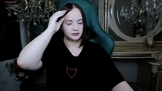 Snapshot of LaraBenson_ chatting on 11-29-25, 10:48 LaraBenson online show from 11-29-25, 10:48