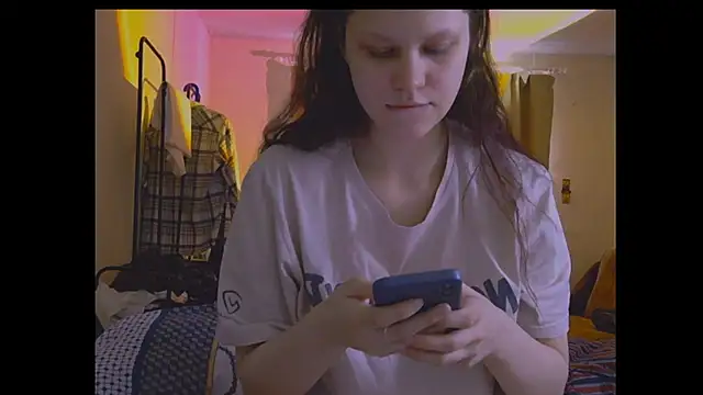 Snapshot of Lunliss chatting on 06-14-26, 02:29 Lunliss online show from 06-14-26, 02:29