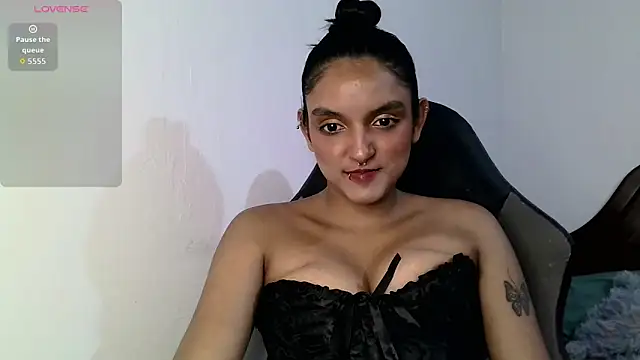 Snapshot of Ari_20_ chatting on 10-17-25, 12:36 Ari 20 online show from 10-17-25, 12:36