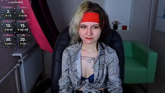 girl next doorr online show from 10-24-25, 12:59