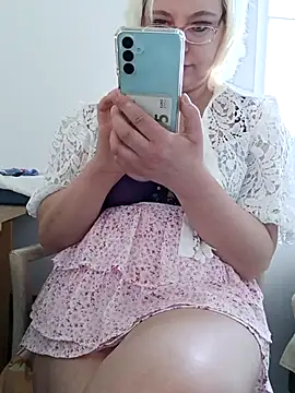 Snapshot of VikaKing chatting on 12-15-25, 12:55 VikaKing online show from 12-15-25, 12:55