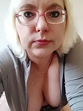 Snapshot of VikaKing chatting on 12-20-25, 10:29 VikaKing online show from 12-20-25, 10:29