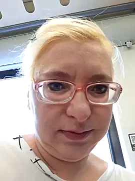 Snapshot of VikaKing chatting on 01-06-26, 10:08 VikaKing online show from 01-06-26, 10:08