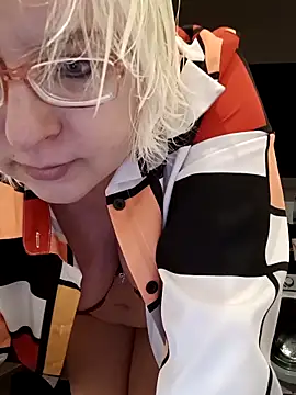 Snapshot of VikaKing chatting on 12-16-25, 05:06 VikaKing online show from 12-16-25, 05:06