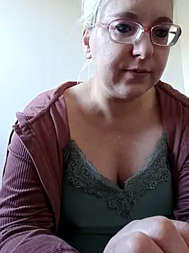 Snapshot of VikaKing chatting on 12-21-25, 10:39 VikaKing online show from 12-21-25, 10:39