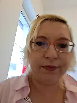 Snapshot of VikaKing chatting on 12-14-25, 09:59 VikaKing online show from 12-14-25, 09:59