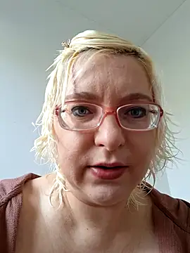 Snapshot of VikaKing chatting on 12-01-25, 11:11 VikaKing online show from 12-01-25, 11:11