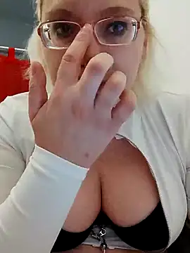 Snapshot of VikaKing chatting on 12-05-25, 08:28 VikaKing online show from 12-05-25, 08:28