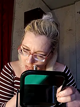 Snapshot of VikaKing chatting on 02-12-26, 01:22 VikaKing online show from 02-12-26, 01:22