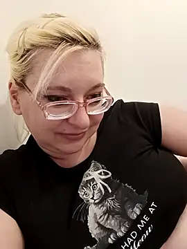 Snapshot of VikaKing chatting on 12-13-25, 08:04 VikaKing online show from 12-13-25, 08:04