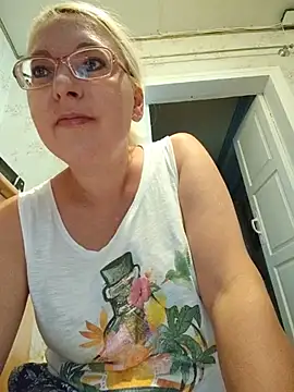 Snapshot of VikaKing chatting on 07-17-26, 05:37 VikaKing online show from 07-17-26, 05:37