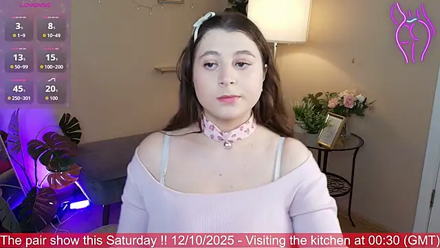 Snapshot of Queen_Michelle_ chatting on 10-07-25, 09:16 Queen Michelle online show from 10-07-25, 09:16