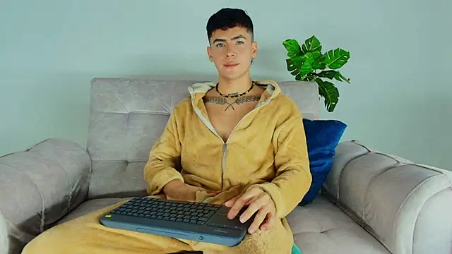 CamiiGuzmanX online show from 10-08-25, 07:58