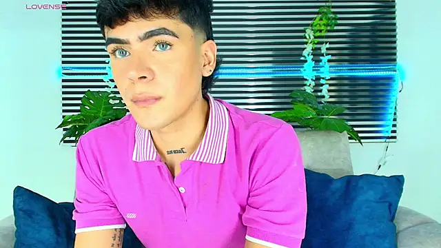 CamiiGuzmanX online show from 12-19-25, 08:44