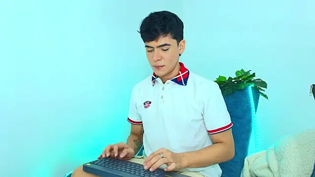 CamiiGuzmanX online show from 11-10-25, 08:25