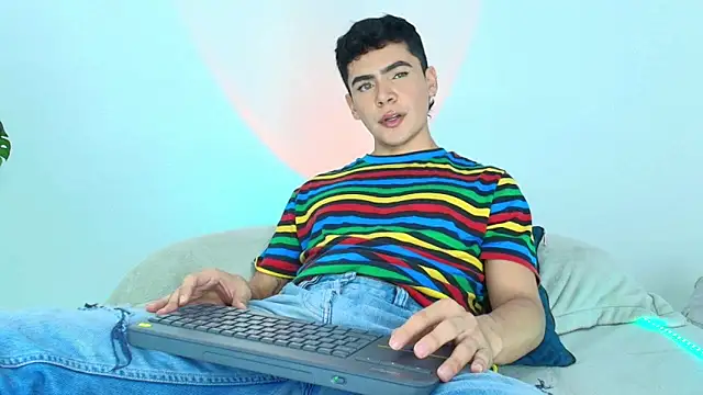 CamiiGuzmanX online show from 10-21-25, 07:46