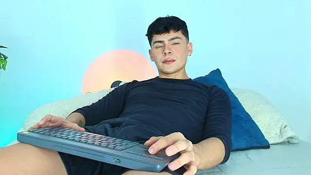 CamiiGuzmanX online show from 10-25-25, 09:26