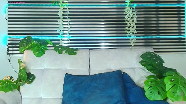 CamiiGuzmanX online show from 05-18-26, 04:23