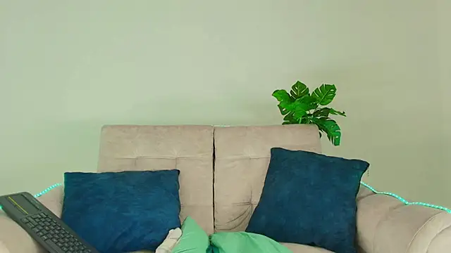 CamiiGuzmanX online show from 10-06-25, 09:15