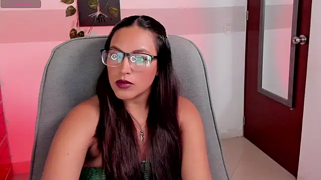 Cameroon-Diaz online show from 04-14-26, 01:49