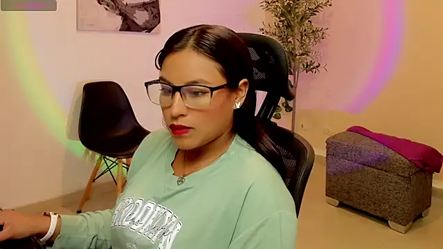 Cameroon-Diaz online show from 10-11-25, 01:56