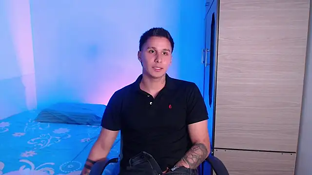 Snapshot of valentinosex1 chatting on 09-30-25, 09:21 valentinosex1 online show from 09-30-25, 09:21