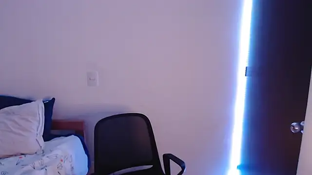 Snapshot of axel_davis_ chatting on 10-08-25, 02:57 axel davis  online show from 10-08-25, 02:57