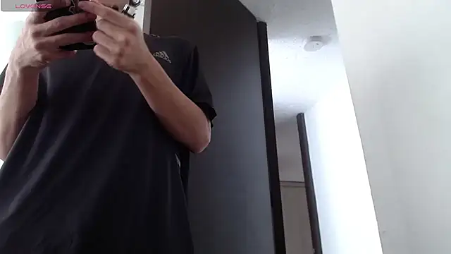 Snapshot of axel_davis_ chatting on 10-15-25, 04:04 axel davis  online show from 10-15-25, 04:04